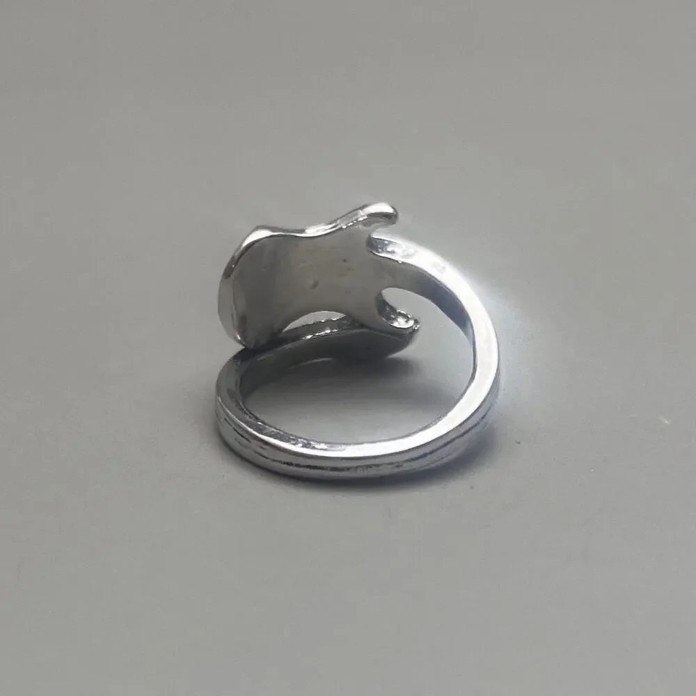 Y2k 2000s vintage style wrapped guitar ring